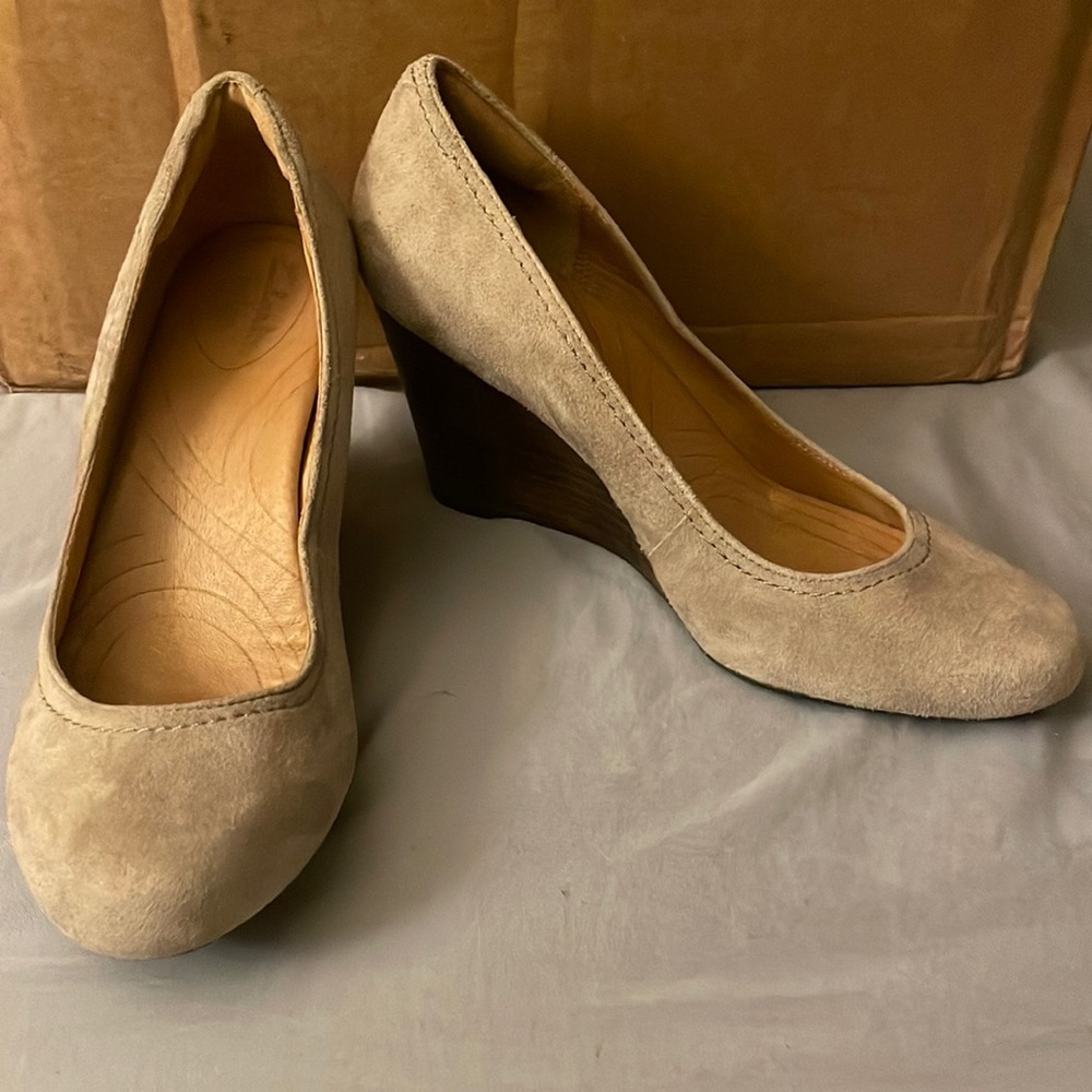 CLARKS Indigo: beige wedge heels size 6.5M